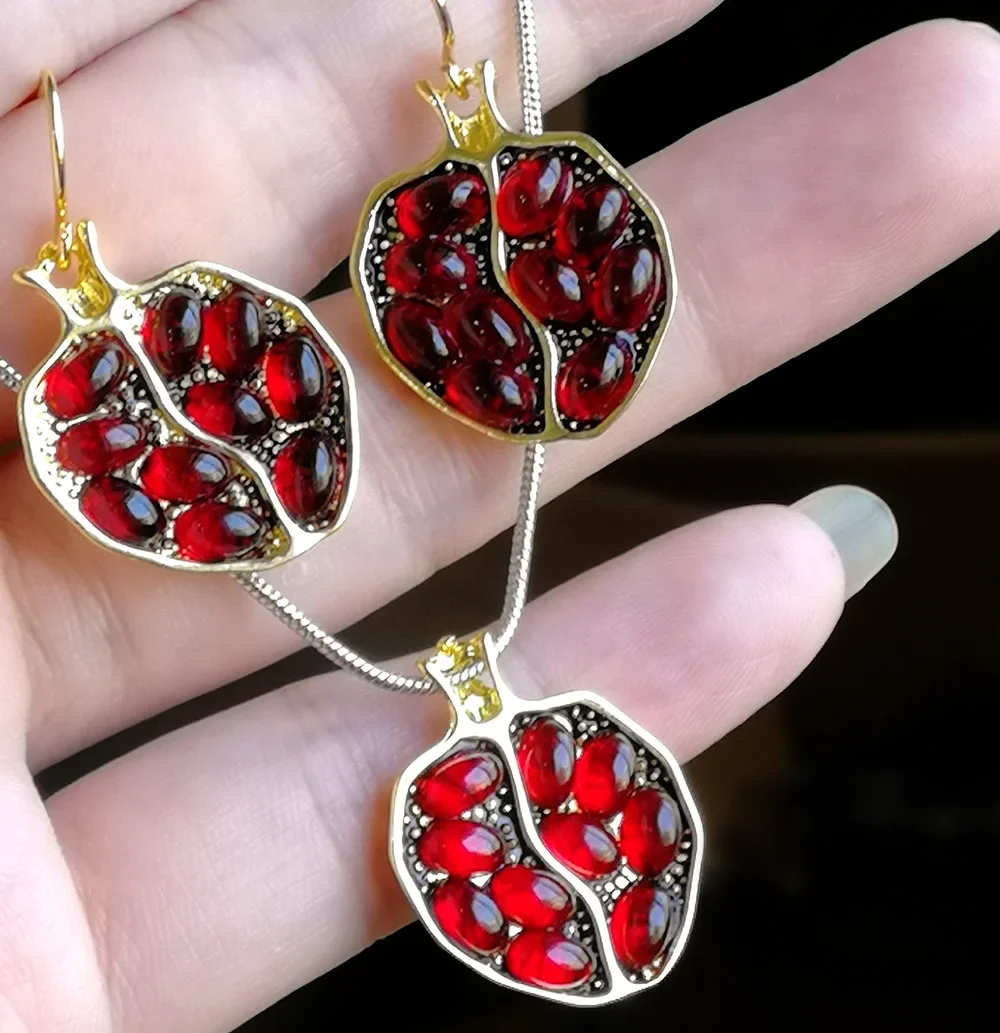 New Vintage Fresh Red Garnet Earrings Pendant Necklace Gold Resin Garnet Jewelry Women Gifts