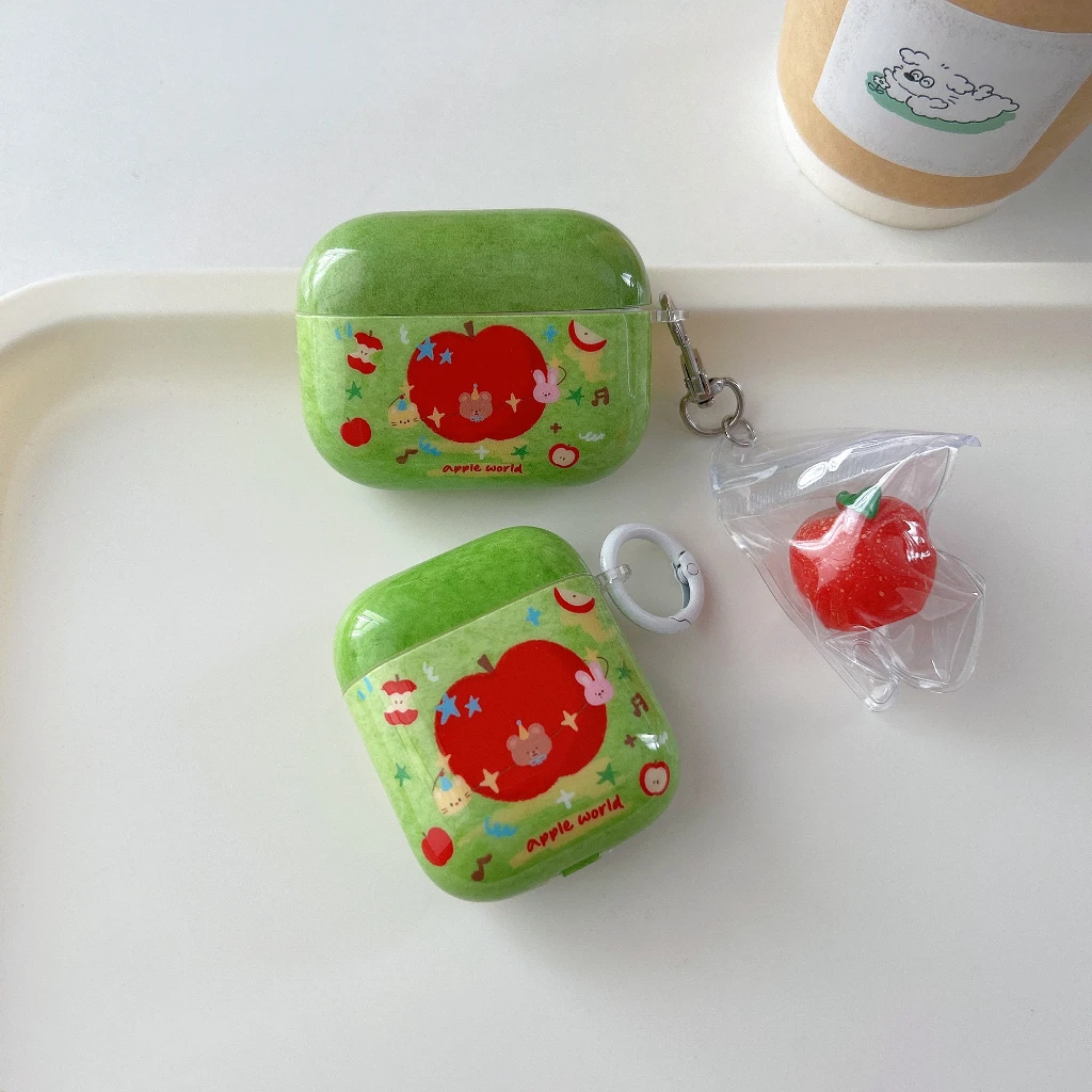 Funda con colgante de manzana roja y animales de pastizales verdes de dibujos animados bonitos para AirPods 1 o 2 3 4 AirPods Pro Pro 2 Pro 3