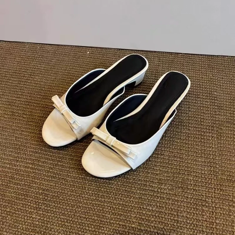 

Новые женские летние лакированные кожаные тапочки с узлом-бабочкой, модельные туфли в уличном стиле с квадратным носком, уличные женские шлепанцы на толстом каблуке