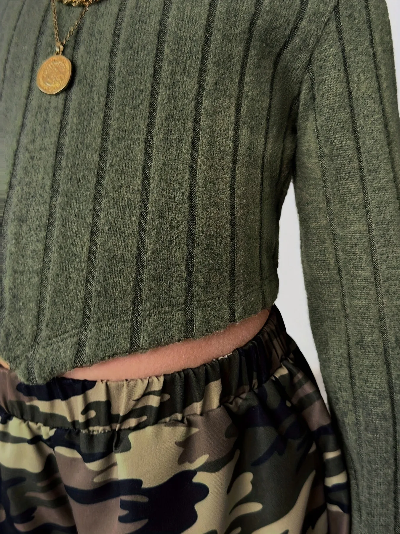 Trendiges 2-teiliges Set für Mädchen, olivfarbenes geripptes Langarm-Crop-Top und Camouflage-Hose mit weitem Bein für den täglichen Street-Style – Detail 6