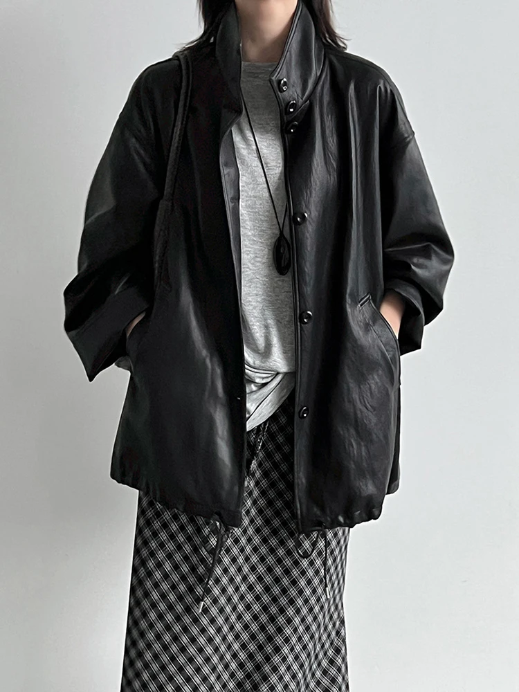 [EAM] Beige Drawstring Big Size PU Leather Jacket New Stand Collar Long Sleeve Women Coat Fashion Tide Spring Autumn 2026 1DJ949
