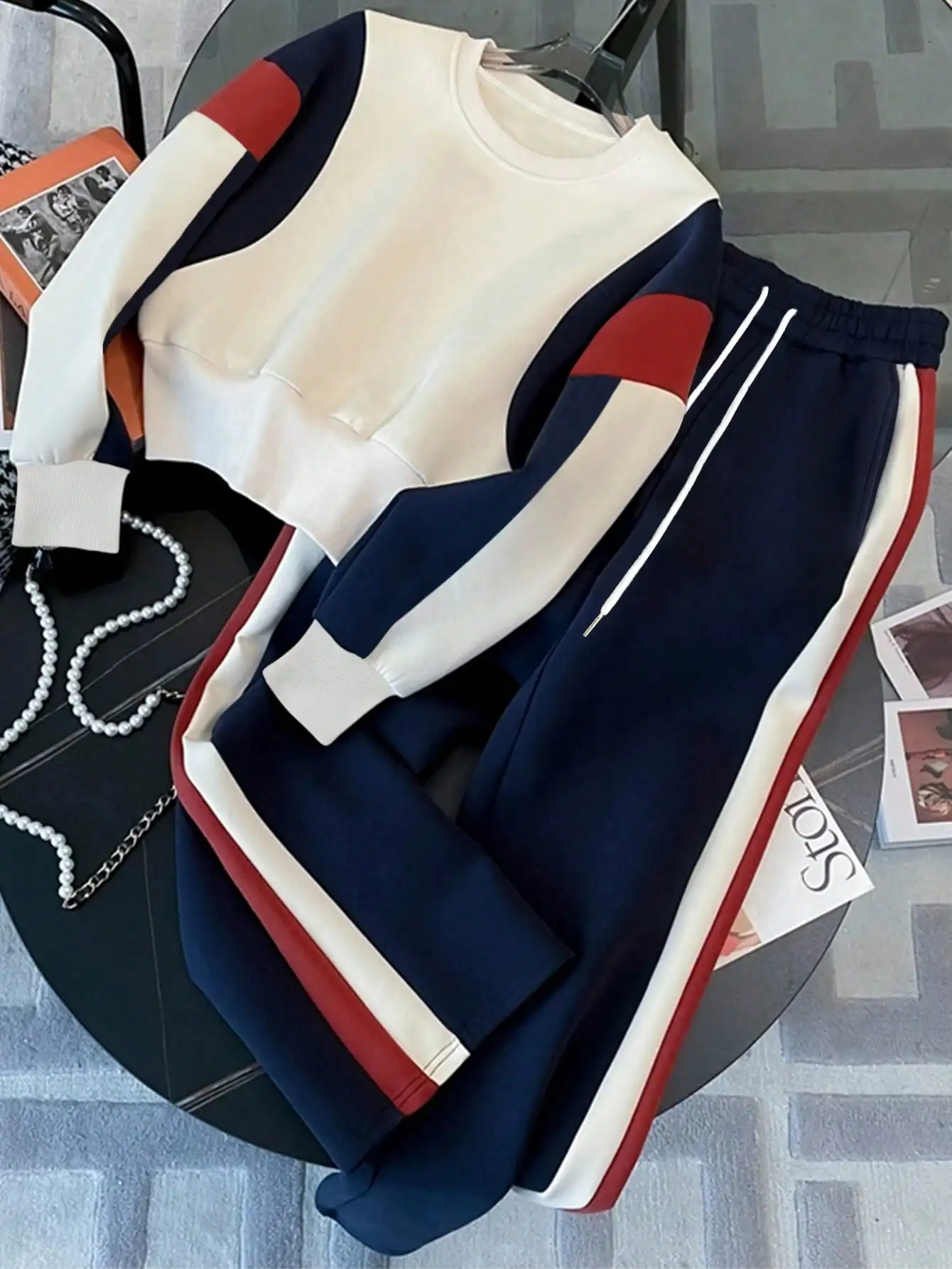 

Женский комплект: свитшот с круглым вырезом и цветными блоками, брюки в полоску, повседневный спортивный костюм