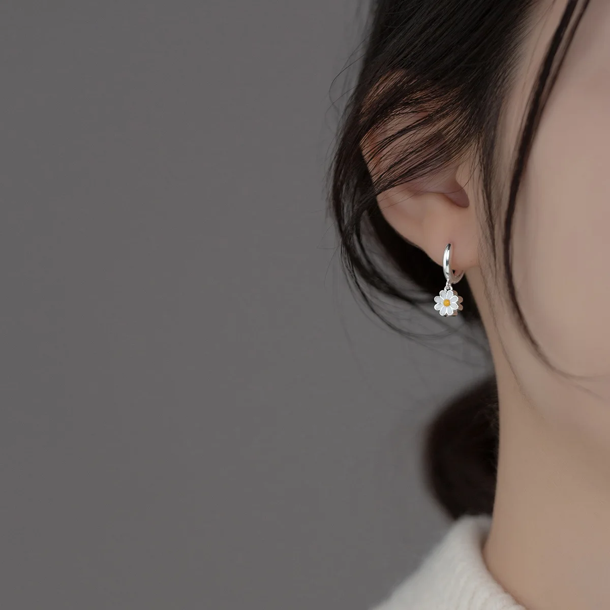 Fashion S925 Silver Flower Daisy Earrings for Women
