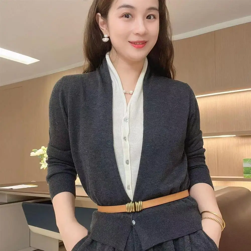 

Soft False Two Piece V Neck Knit Cardigan Women 2025 French New Loose Slim Gentle Sweater Coat