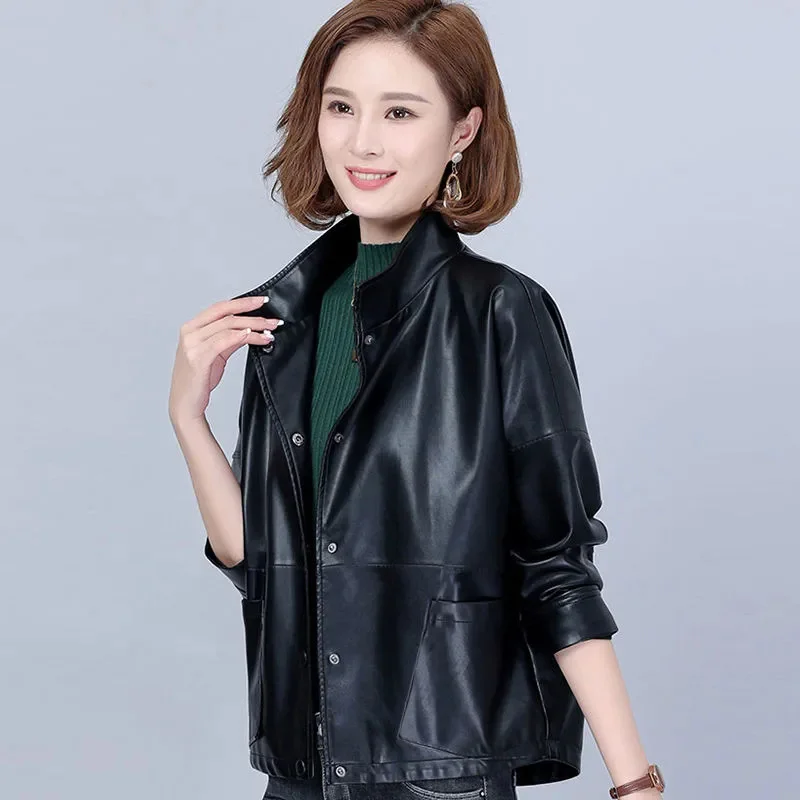 Giacca in pelle da donna di fascia alta 2025 Autunno Nuovo cappotto in pelle allentata da donna di mezza età con fodera Giacche in pelle di pecora imitazione