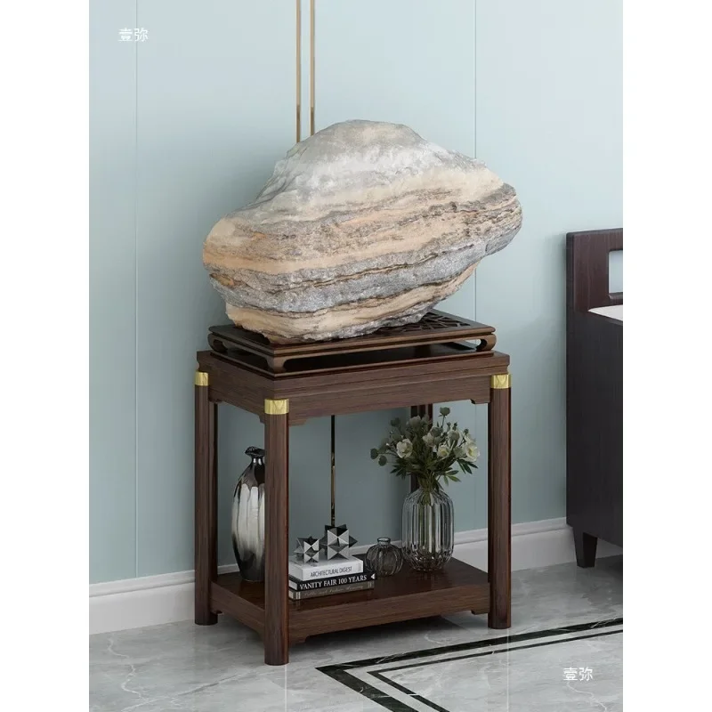 A few corners of the edge of the fish tank shelf, a few flower shelves, a floor-to-ceiling fish tank cabinet in the living room,