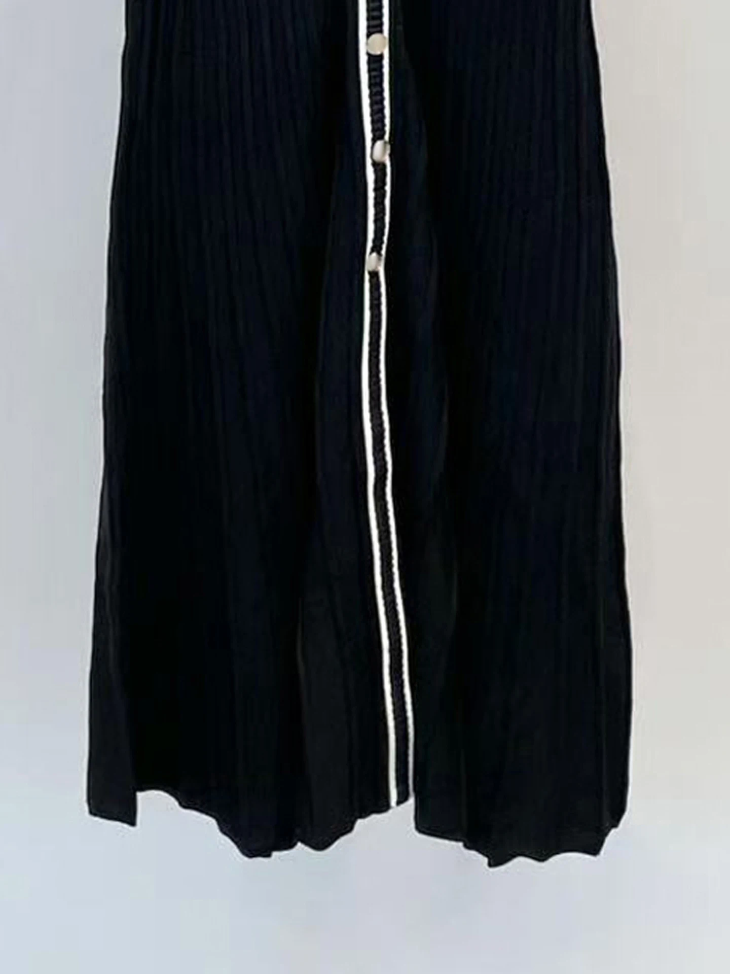 เสื้อไหมพรมลายทางยาวสำหรับผู้หญิง แบรนด์ M Home Nan You รุ่น Dr Hepburn สไตล์เรียบง่าย ทรงเอ กระดุมผ่าหน้า เอวสูง คอลเลคชั่นใหม่ล่าสุดสำหรับฤดูใบไม้ร่วง