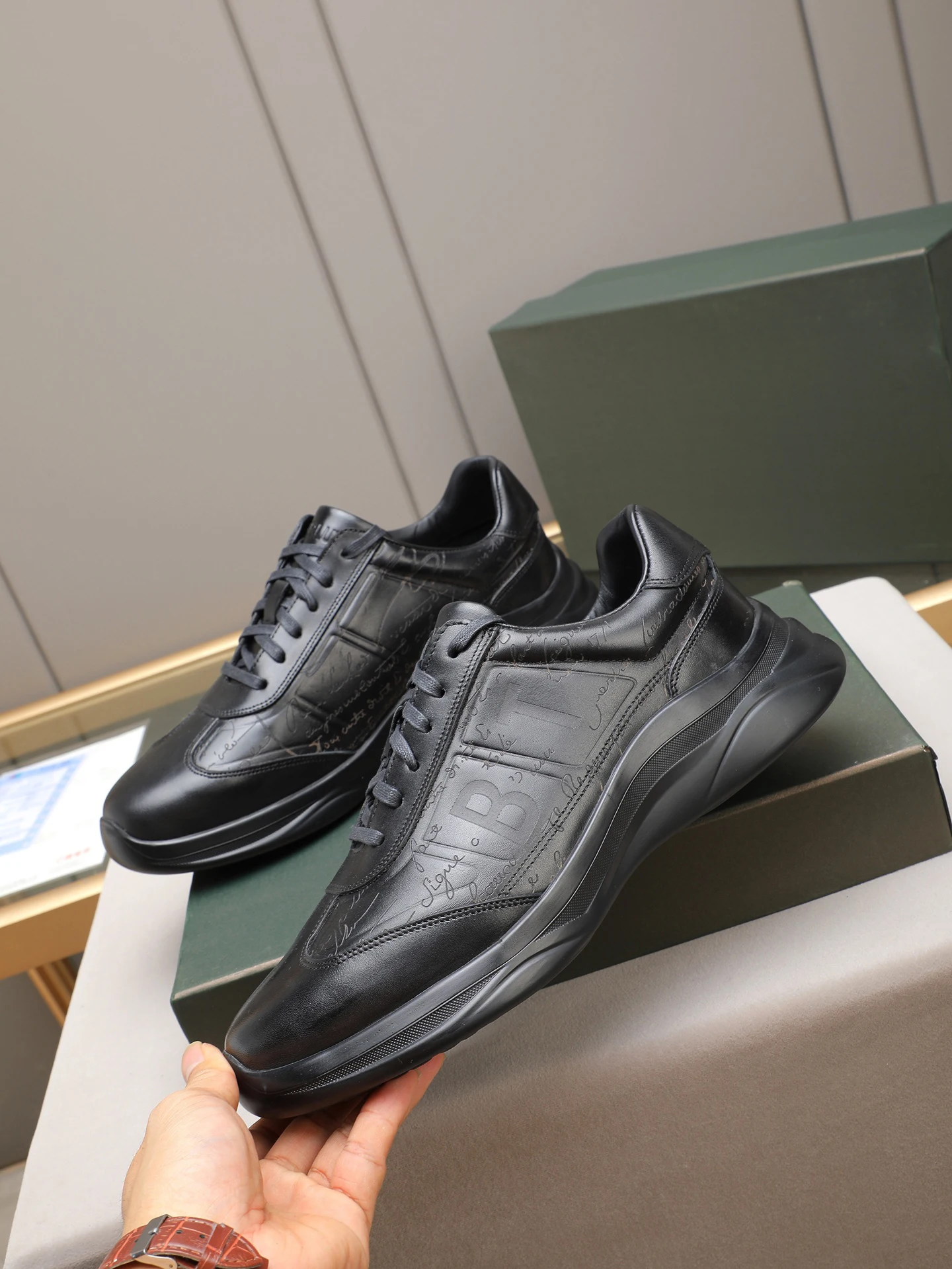 BLLIYOSS 1895 Men Shoes 2026 New Calf Leather stitching High-quality Three dimensional relief sculpture Embossed badge pattern