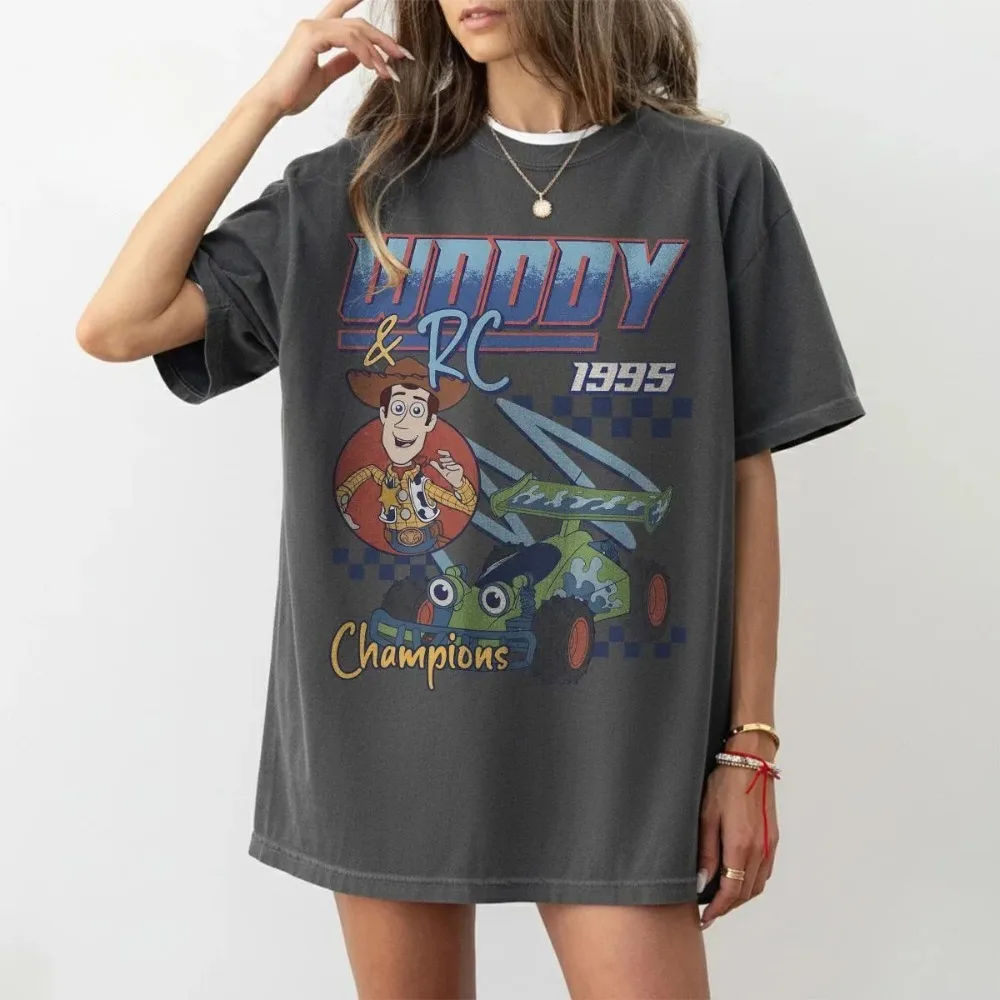 

Ретро-футболка Disney Pixar Toy Story с изображением Вуди, футболка с изображением чемпионов 1995 года, футболка Toy Story Land, футболка для всей семьи, футболка для поездки в Диснейленд, Magic Kingdom