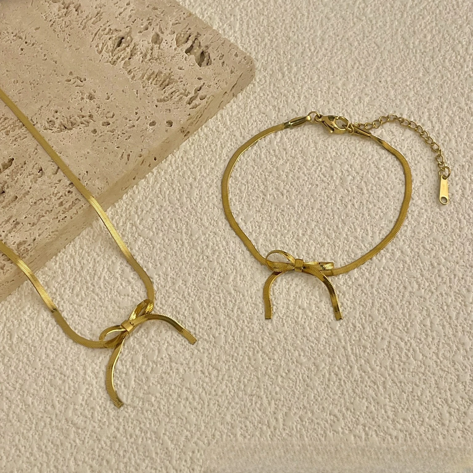 España en el extranjero nicho básico cadena de hueso de serpiente mariposa fresco dulce collar titanio acero chapado en oro de 18 quilates