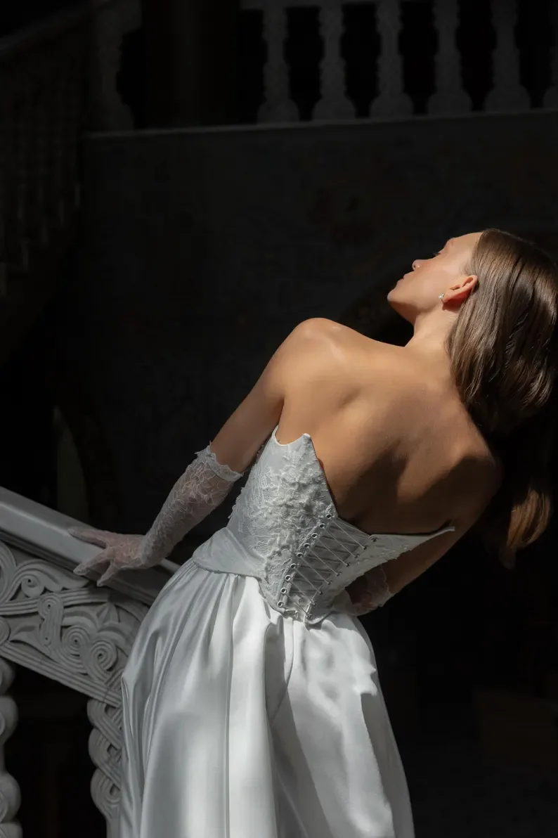 Abito da sposa con corsetto stretto in raso con scollo a cuore elegante personalizzato Abito da sposa con lacci senza schienale con gonna a corsetto attillato in pizzo retrò