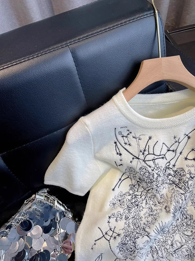 Cseta E Retro con Cuello Redondo y Manga Corta Bordada para Mujer, Verano, Ajustada, Estilo Casual, Diseño Creativo