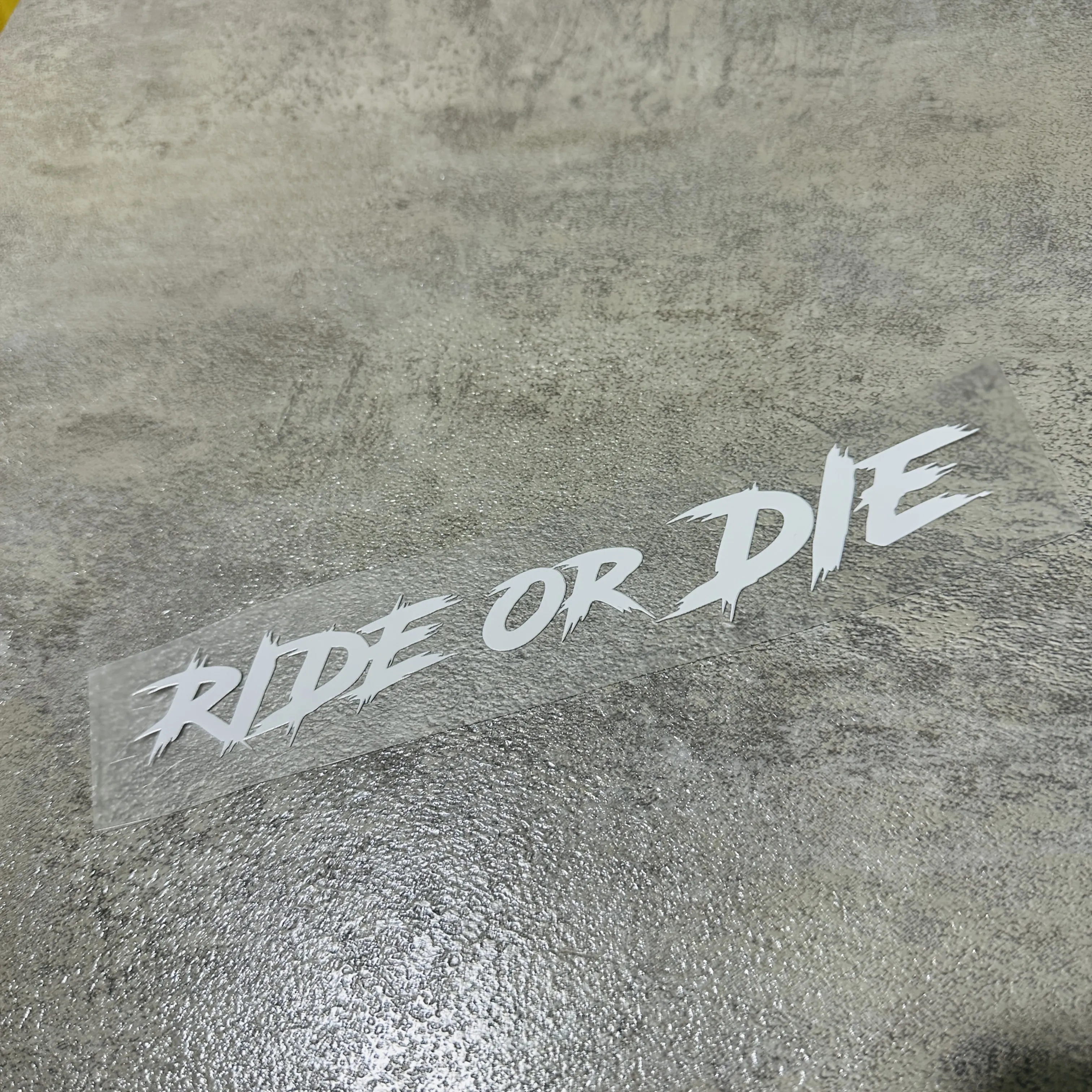 1 Stück SC MOTO GN Ride or Die Motorradhelmaufkleber – wasserfester Vinyl-Aufkleber mit rotem und weißem Schriftzug