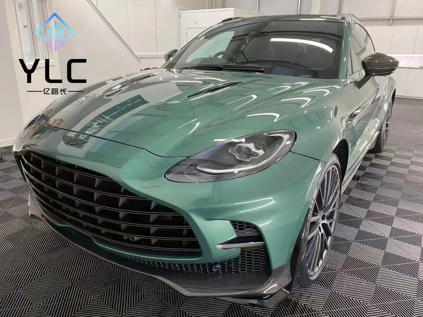 YLC per Aston martin DBX Body Kits 707 Stile Parti in fibra di carbonio a secco All'ingrosso della fabbrica DBX Paraurti per auto Kit carrozzeria per auto Aggiornamento 707