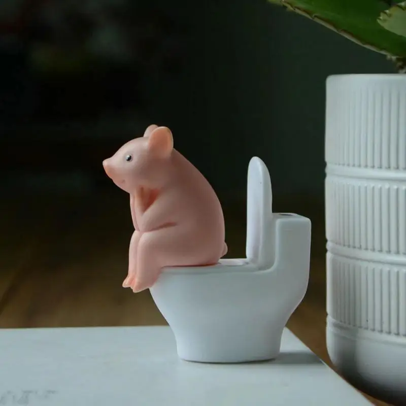 Cartoon Pig Desktop Ornaments Pig Sitting On Toilet Piggy Figurine Miniature Animal Creative Toy regalo per bambini decorazione Desktop