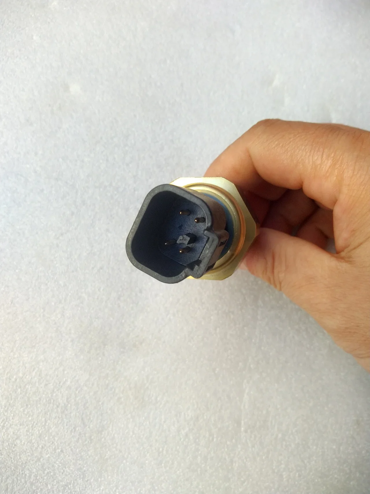 新しい純正油温圧力センサー 4921477 スイッチ交換 QSM ISM エンジン