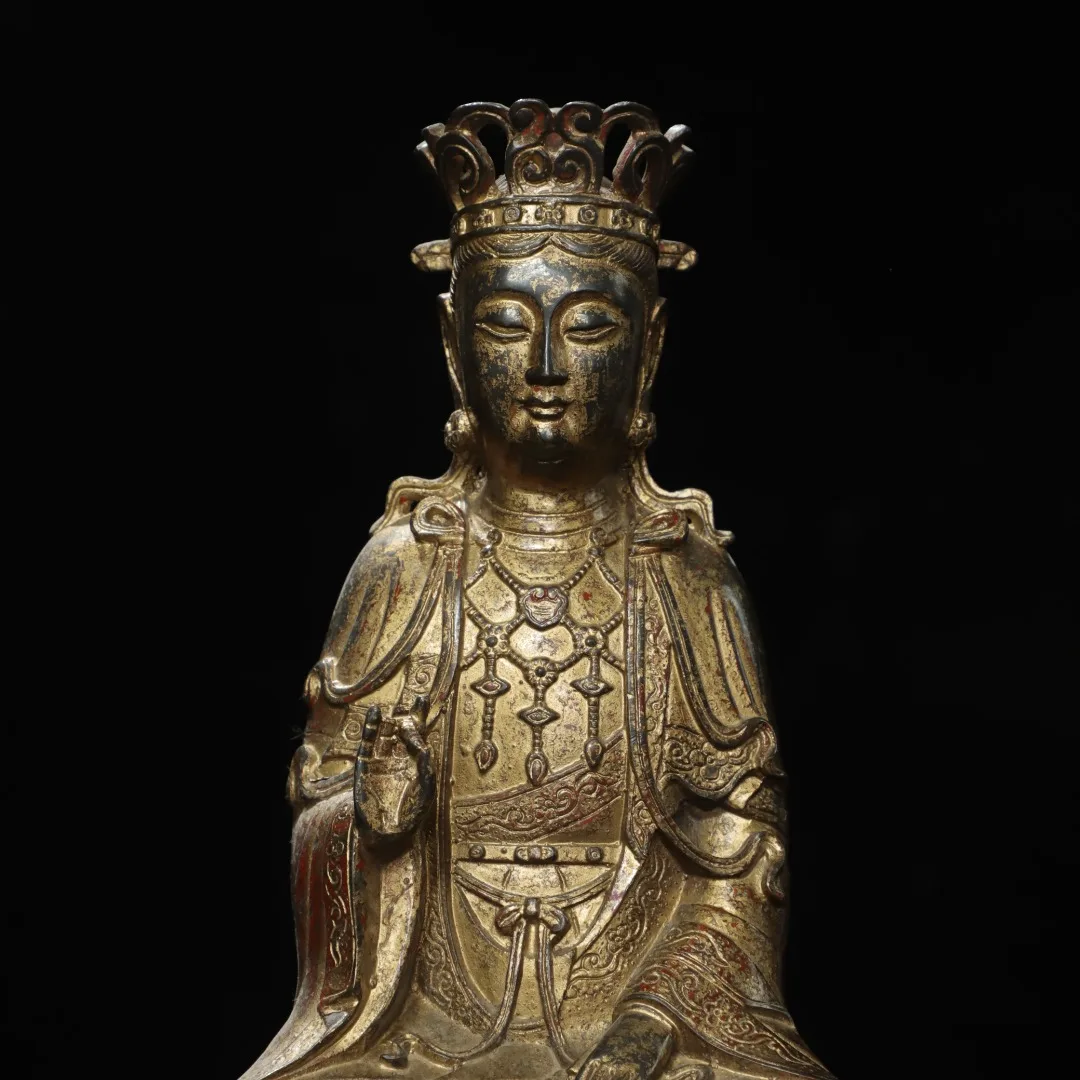 Old hand-caved Pure copper The Buddha statue is majestic and dignified in form, well-proportioned, and has an elegant color.