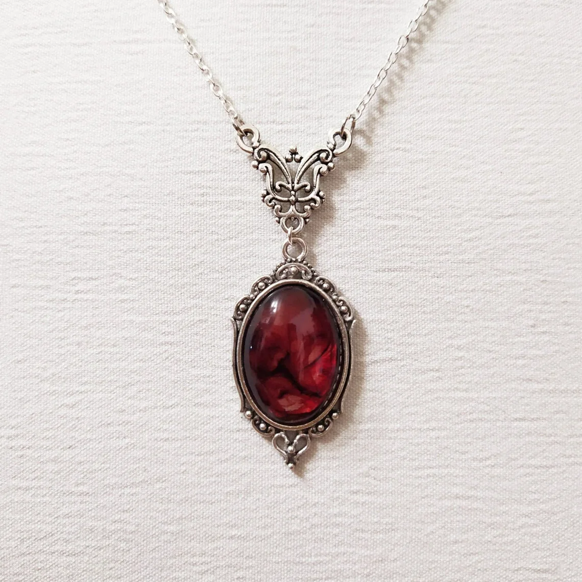 

Oval Pendant Necklace Gothic Blood Red Quartz Charm Necklace For Women Halloween Vampire Embossed Witch Jewelry Vintage Chokers