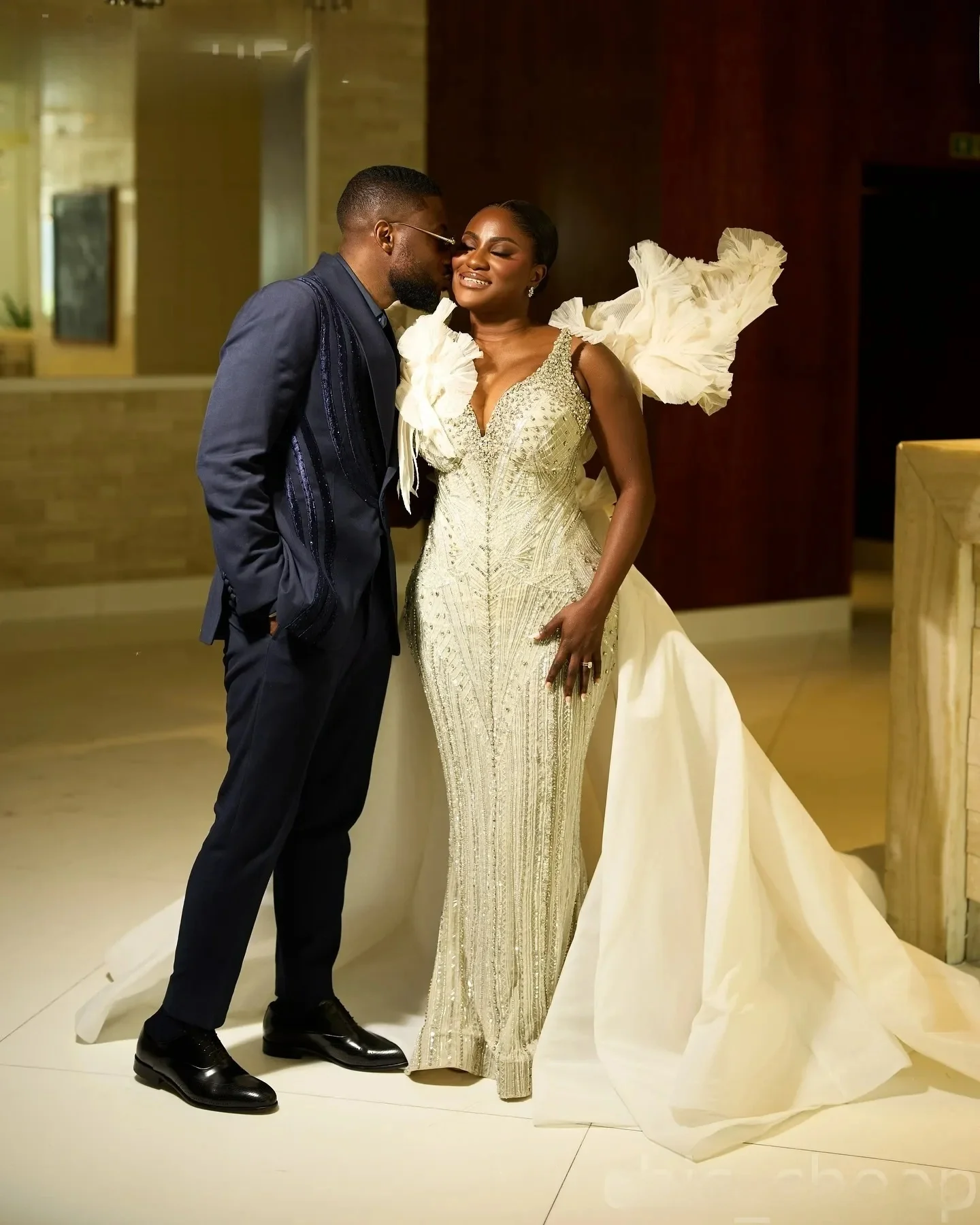 Customized V Neck Sparkly Heavy Crystals Beads Mermaid Bridal Dress with Removable Skirt African Plus Size Wedding Gowns