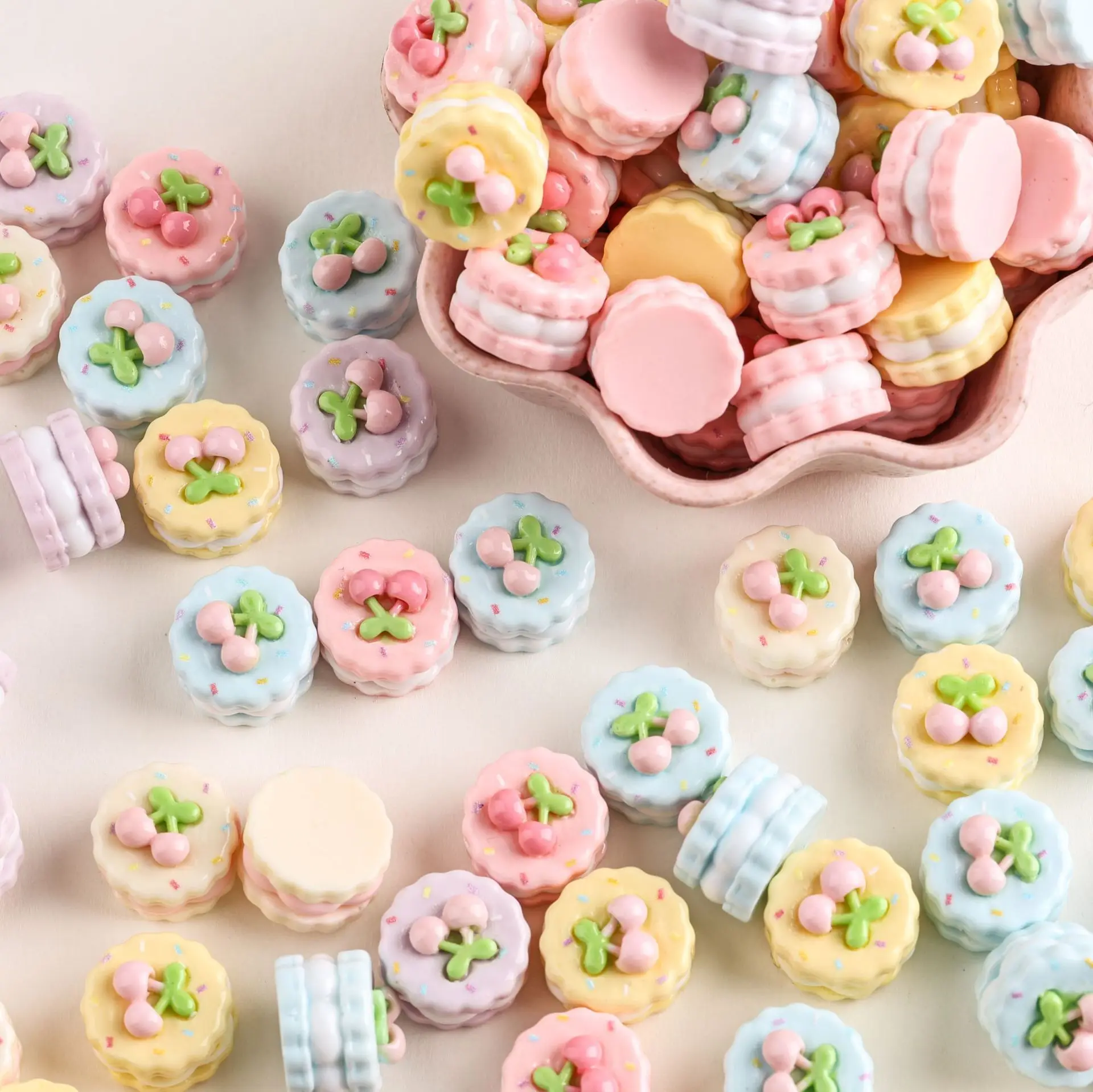 10 Uds Mini pastel Macaron cereza pastel modelo comida juguete DIY refrigerador pegatina Clip para el cabello materiales accesorios de resina
