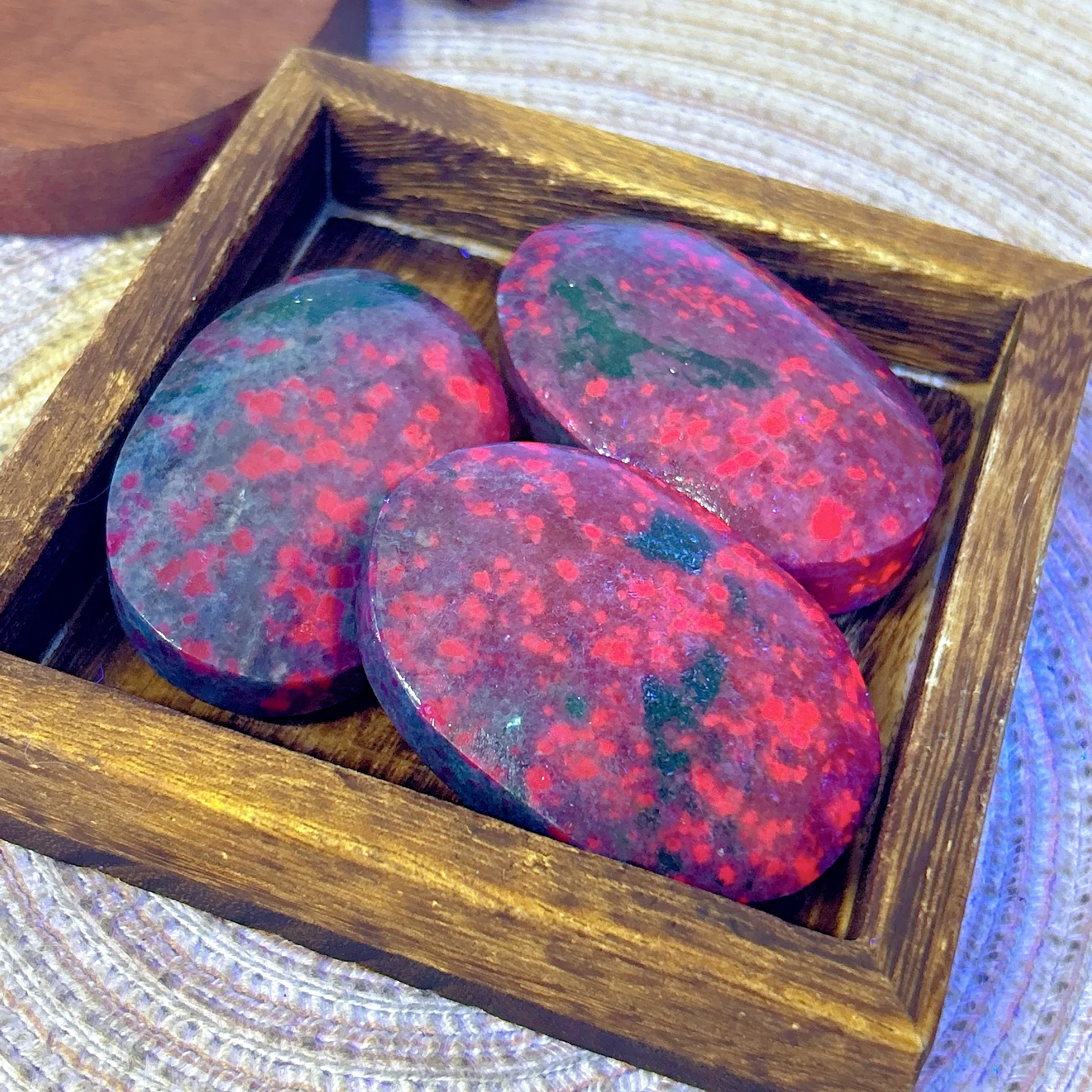 

Healing Natural Crystal Ruby Kyanite Sphere UV Light Reactive Ball Fluorescence Stone Energy Ornament Home Decorations Gift