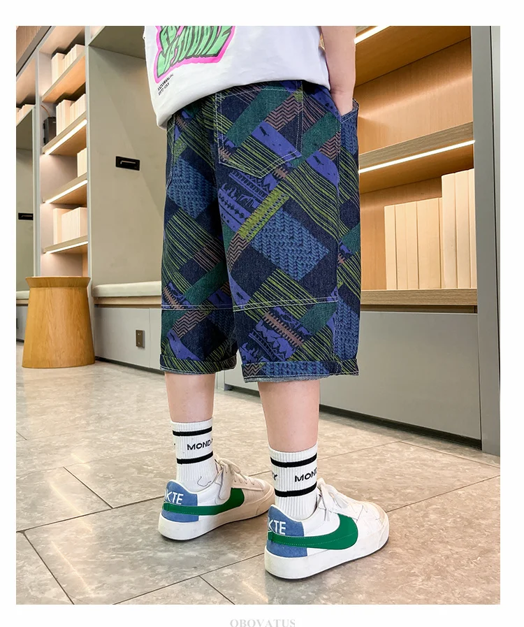 Neue, modische Jeansshorts für Jungen im Teenageralter, ideal für den Sommer, als Teil eines stylischen Streetwear-Outfits, lässige Caprihosen mit Print, für Kinder und Jugendliche, Größe 5-14 Jahre. – Detail 9