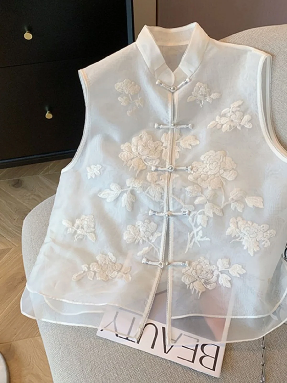 

New Chinese Sle Embroidered White Vest Women's Summer Lightweight Euro Organ Silk Stand Collar Svel Top Button Detail