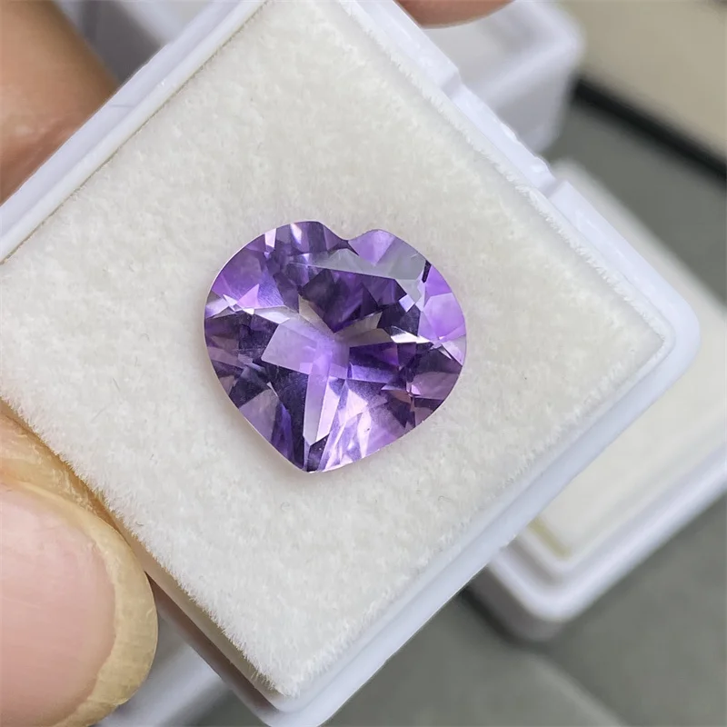 

1 натуральный аметист в форме сердца 11*12 мм, вес 4,45 карата, можно использовать в качестве подвески