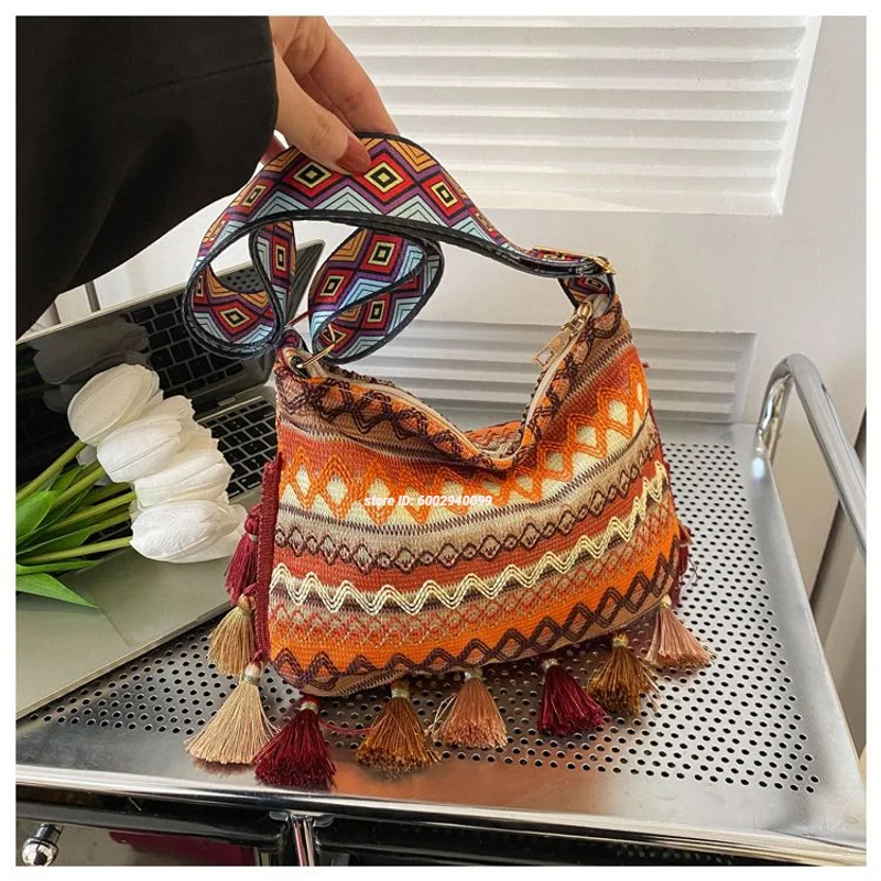 

Ethnic Style Large Capacity Tassel Personalized Small Square Bag Single Shoulder Crossbody Bag Bohemian Niche Women's Bag