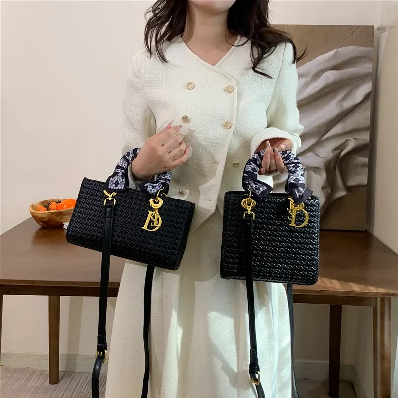 

Luxury Paris Fashion Vintage Handbag for Women with Crossbody Function Solid Color and Trendy Design