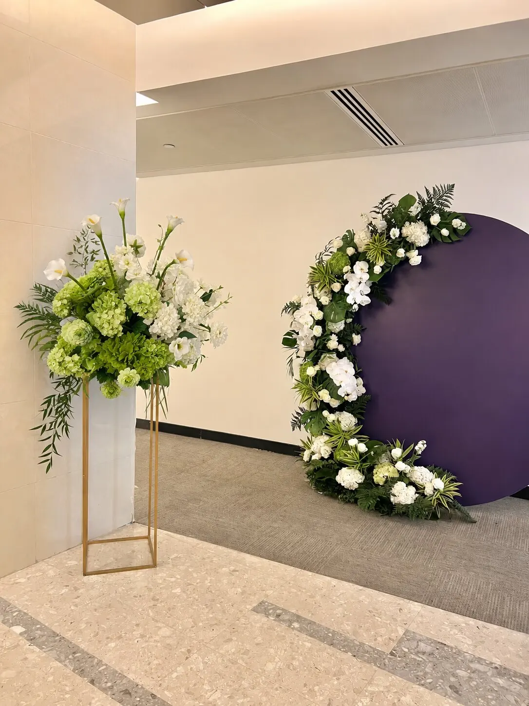 5D Künstliche grün-weiße Hortensien-Kallablumen-Arrangement Hochzeitstisch-Mittelstück Blumenball-Dekoration Gangführung-Requisiten – Detail 5