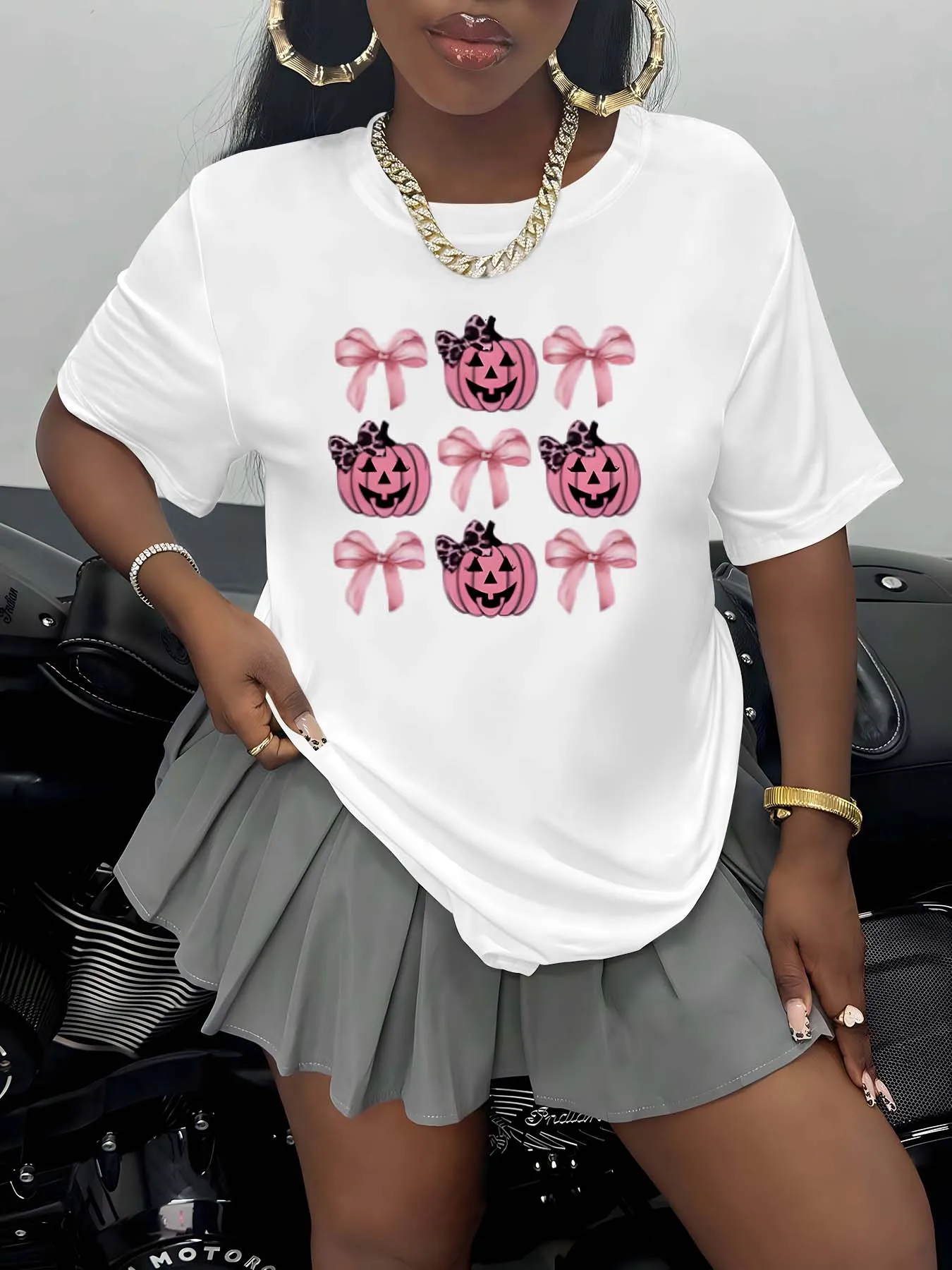 

Plus Size Fashion Piece Featuring Adorable Pumpkin Characters With Bow Accents Creating A Charming And Stylish Halloween Outfit
