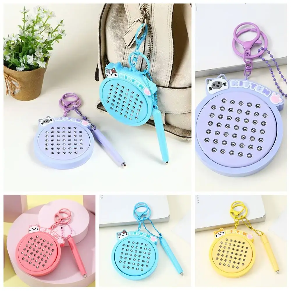 Portachiavi con tavolo da disegno magnetico per gattino Giocattolo rilassante Mini portachiavi divertente fai-da-te con penna magnetica Ciondolo gatto cartone animato prescolare