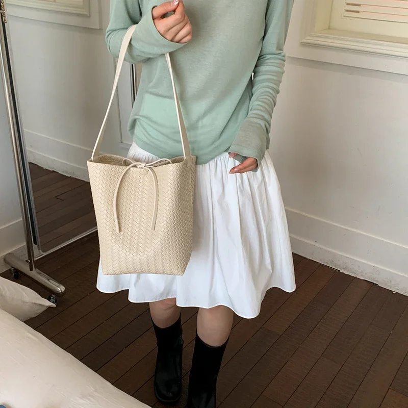 Koreanische Rattan-Geflecht-Unterarmtasche, Damen-Bucket-Tasche, Sommer-Strand-Reisetasche, Russische Trendige Einkaufskorb-Handtasche – Detail 12