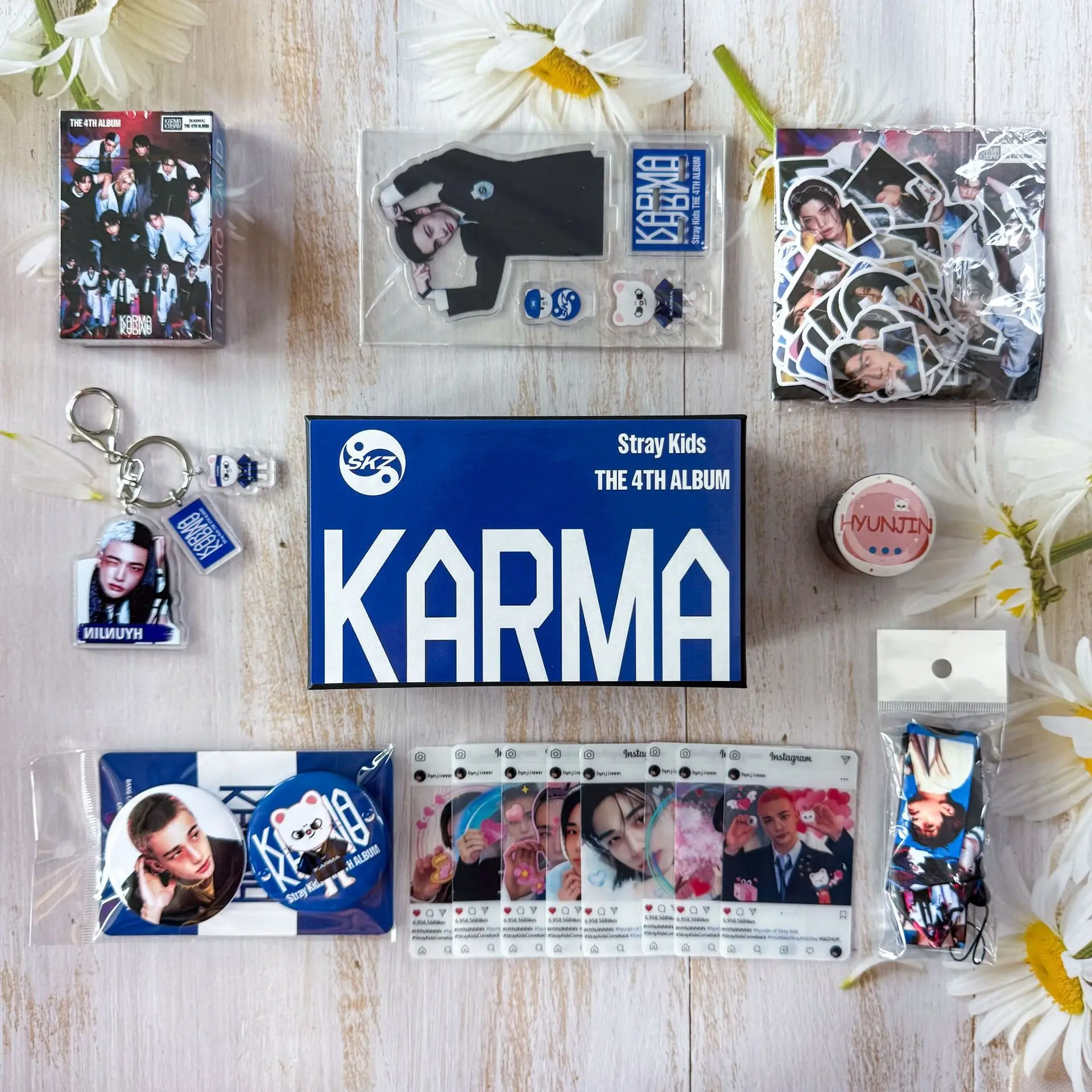 

Kpop top male group StrayKids gift box FELIX, HYUNJIN peripheral set keychain small card sticker personal gift package