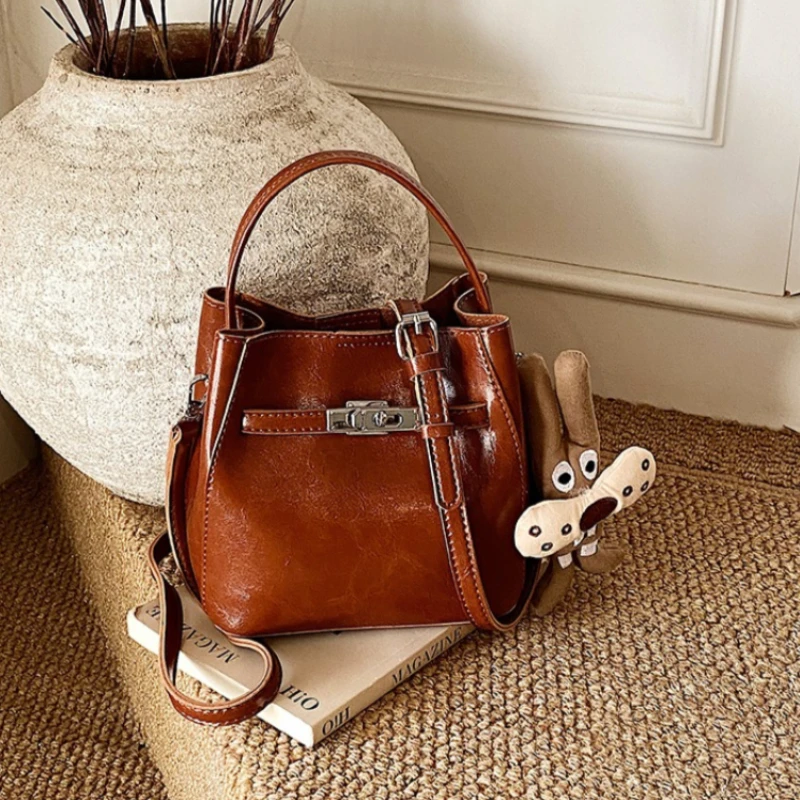 

Vintage Classic Paris Inspired Fashion Bag For Women With Messenger Crossbody Function And Solid Color