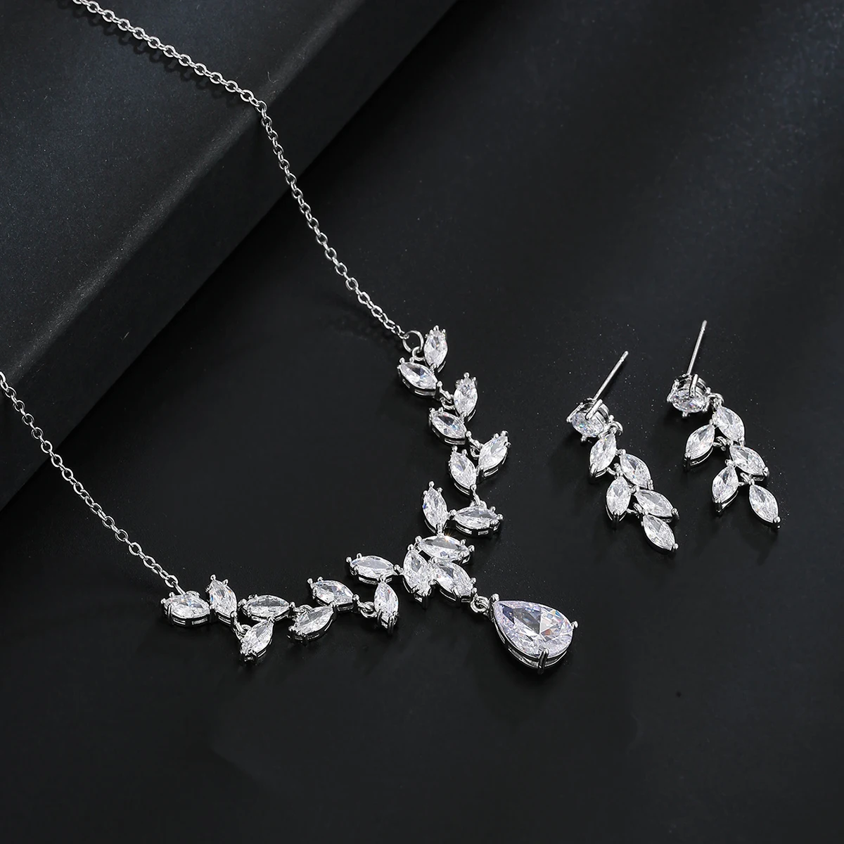 Emmaya New Arrival Leaves Shape Design Noble Jewelry Set For Women&Girls Charming Dress-Up Wedding Party Elegant Gift