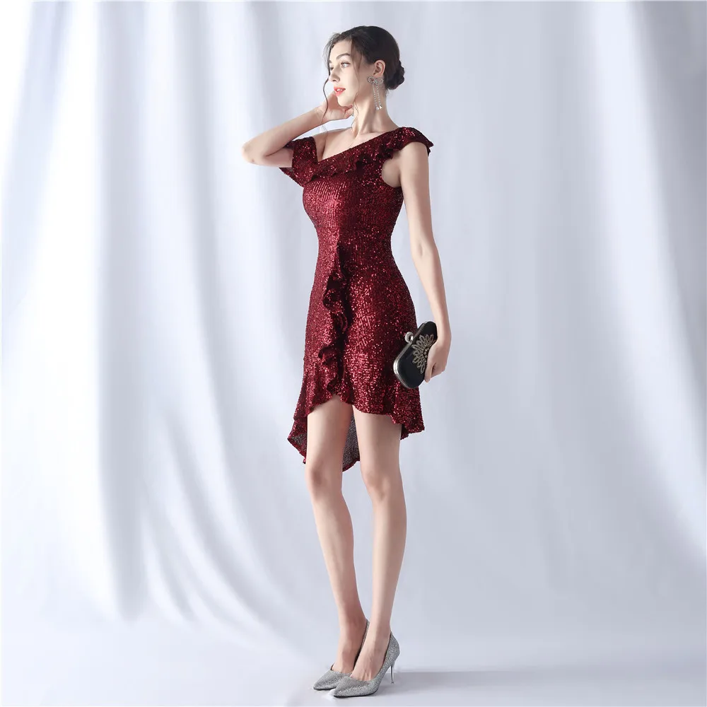 Weinrotes kurzes Party-Abendkleid im Feenstil mit bunten Pailletten für festliche Versammlungen. Modisches, elegantes Damenkleid