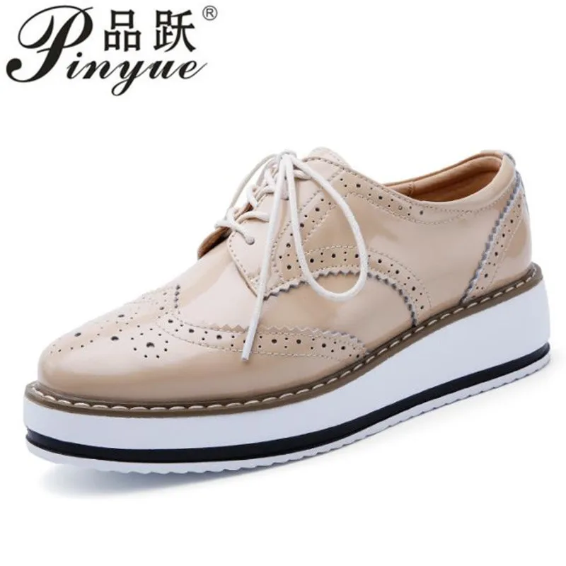 

Женская обувь из натуральной кожи, женские оксфорды на плоской подошве, на шнуровке, в полоску на платформе, белые, черные, модные винтажные туфли-броги на платформе, размеры 35–43