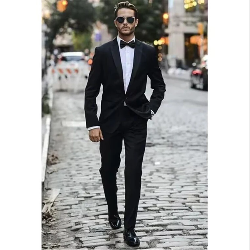 

Классический черный свадебный костюм-двойка: пиджак с заостренными лацканами на одной пуговице и брюки, приталенный крой, индивидуальный пошив, мужской костюм-терно