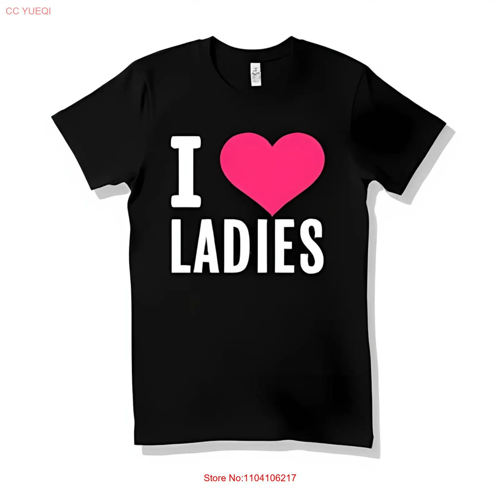 

Смелая белая черная футболка с рисунком и розовым сердечком. Футболка свободного покроя.