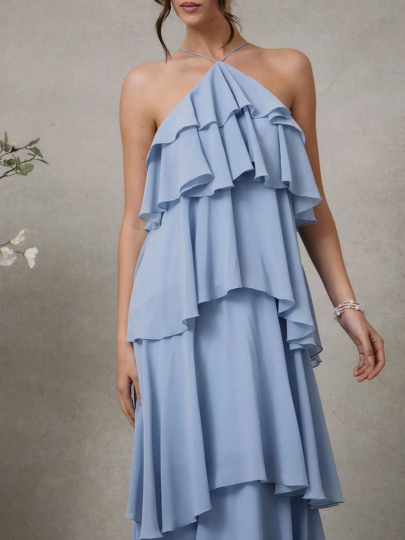 

Элегантное романтичное однотонное шифоновое макси-платье с воротником-халтер и многоярусной юбкой для гостей на свадьбу