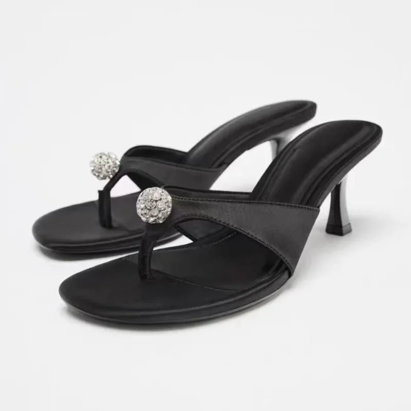 

Атласные элегантные шлепанцы, женские летние новые сандалии на высоком каблуке со стразами, модные брендовые повседневные пляжные шлепанцы, женские шлепанцы