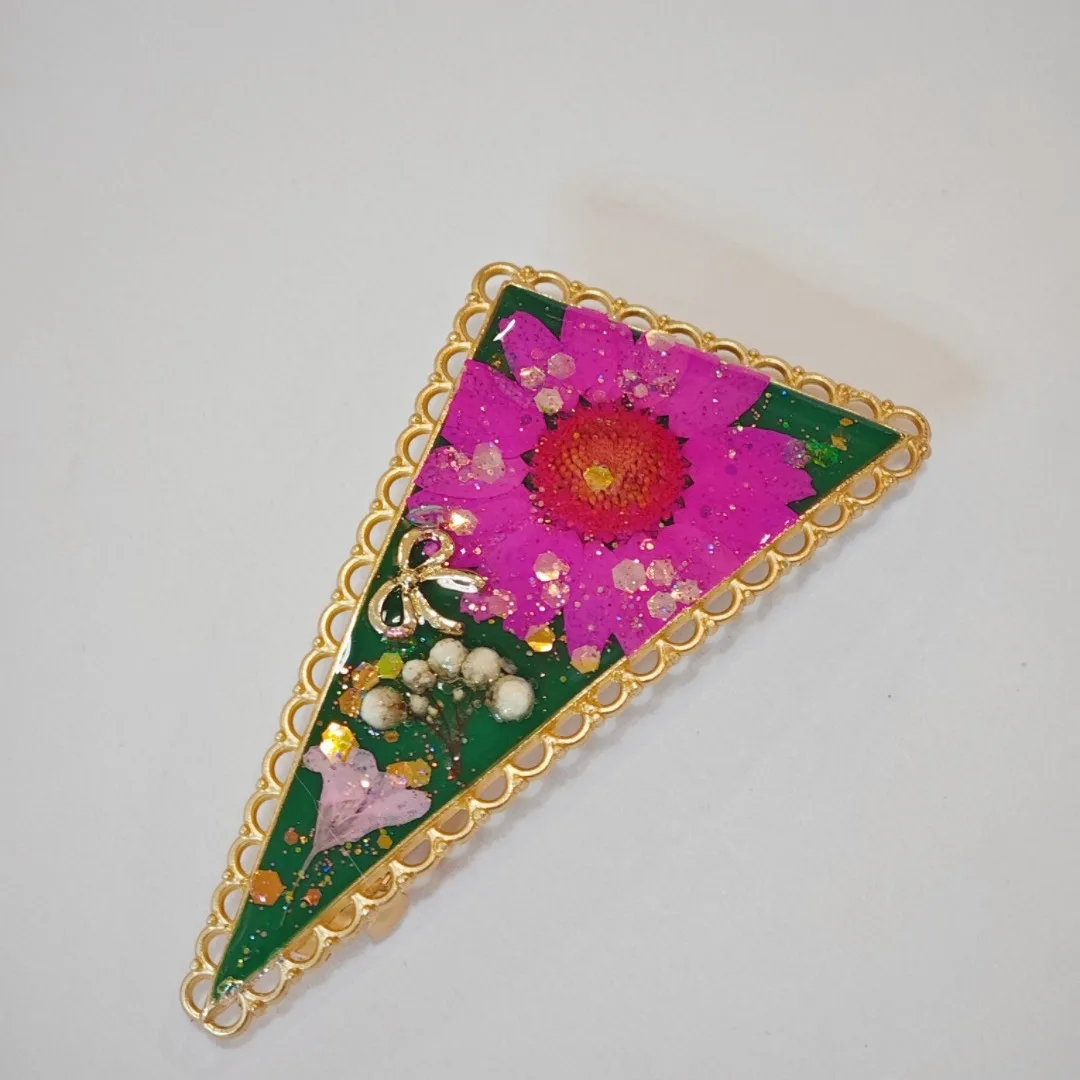 3252 Wholesale Vintage Green Crystal Chrysanthemum Real Dried Flowers Triangle Spring Clip Handmade Resin Flower Duckbill Clip