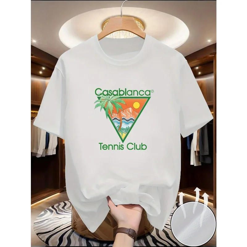 Esta camiseta informal de verano presenta un texto verde de "Casablanca" y un diseño triangular que incluye elementos como palmeras, Th