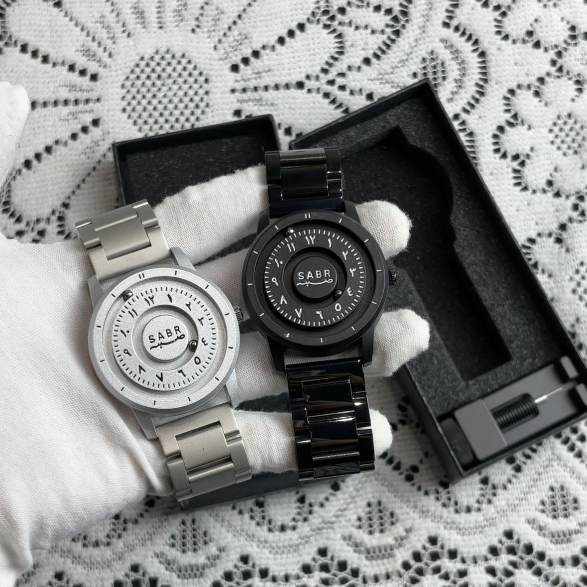 

Sabr Steel Ball Technology-Inspired Arabic Numeral Magnetic Bead Pointer with Scale, Personalized Mirrorless Black Technology Men's Quartz Watch