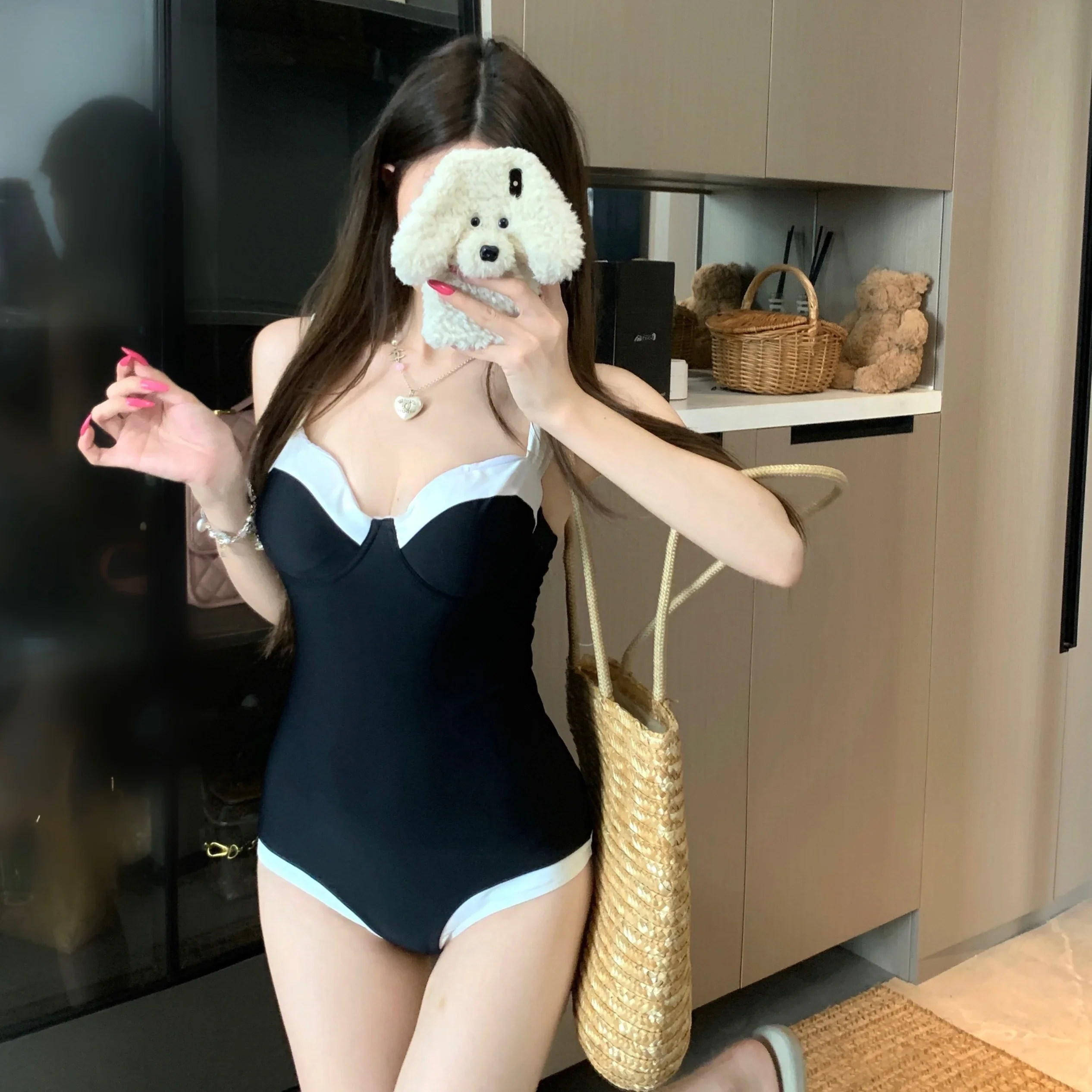 2025 Summer New One-Piece Swimsuit Women's Bla White Splicing Sexy Beach Vaion Swimming Costume Pure Desire Sle