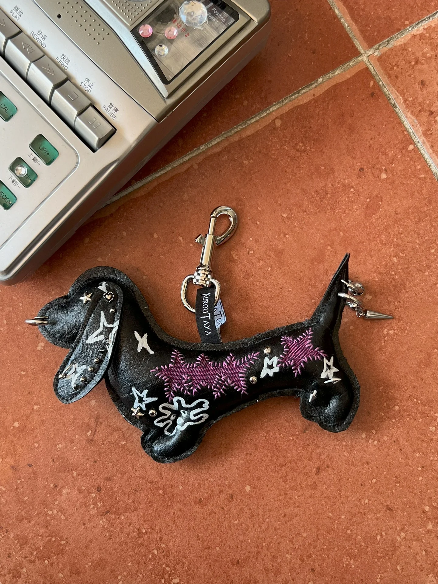 Weird Hand Painted Dachshund Keychain Rivet Decorated Black Leather Bag Pendant Trendy Street Accessory For Women Men