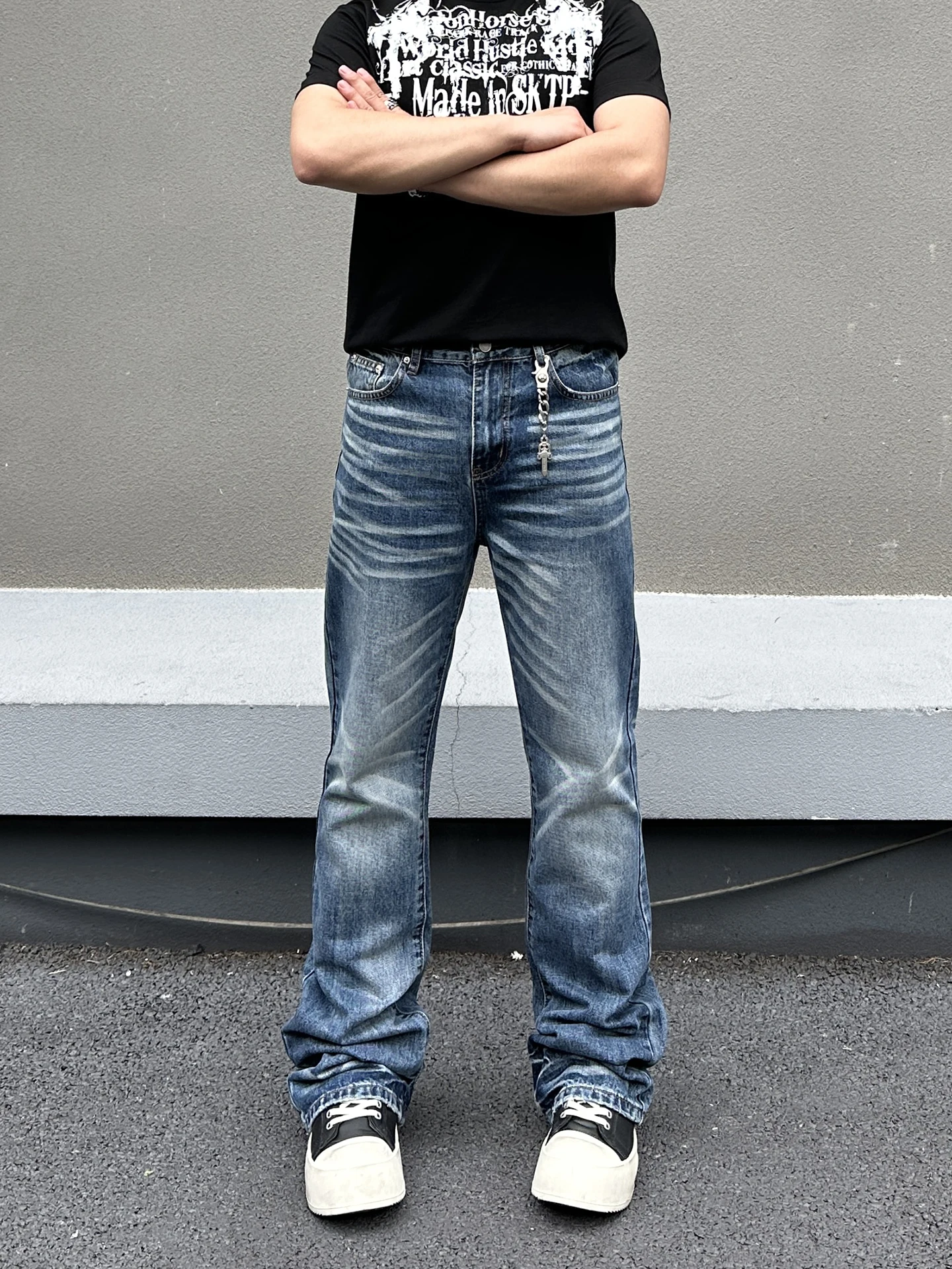 Calça Jeans Slim Fit Unissex Azul Marinho Lavado Estilo Retrô Americano com Perna Reta e Micro Flare para o Dia a Dia