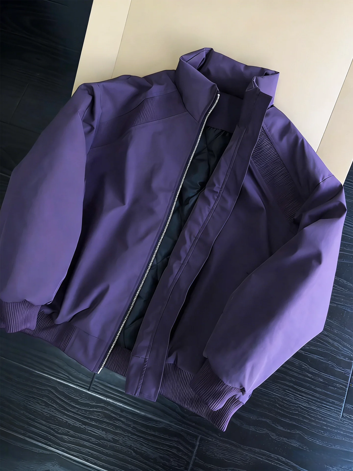 

Утепленная хлопковая куртка-бомбер мужская зимняя, цвет фиолетовый сливовый, в американском стиле, с воротником-стойкой, повседневная, теплая, из полиэфирного волокна